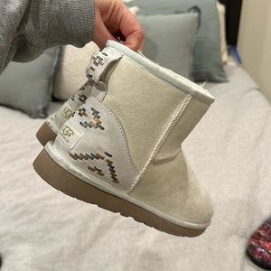 women’s mini uggs with design, size 9